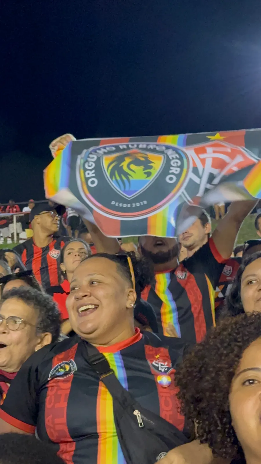 Torcedores da ORN reunidos no estacionamento em dia de jogo