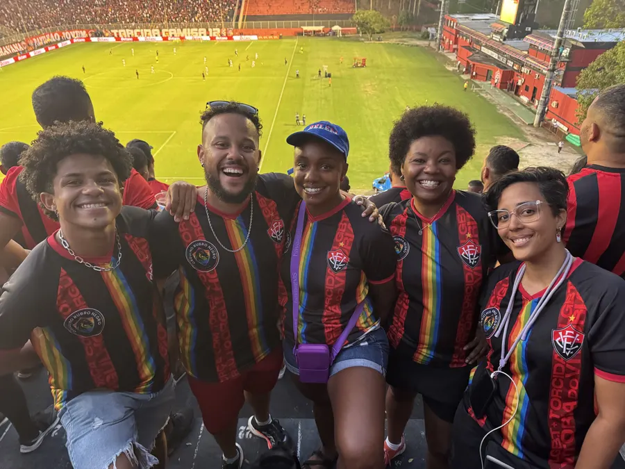 Grupo da ORN na arquibancada ao entardecer no Barradão