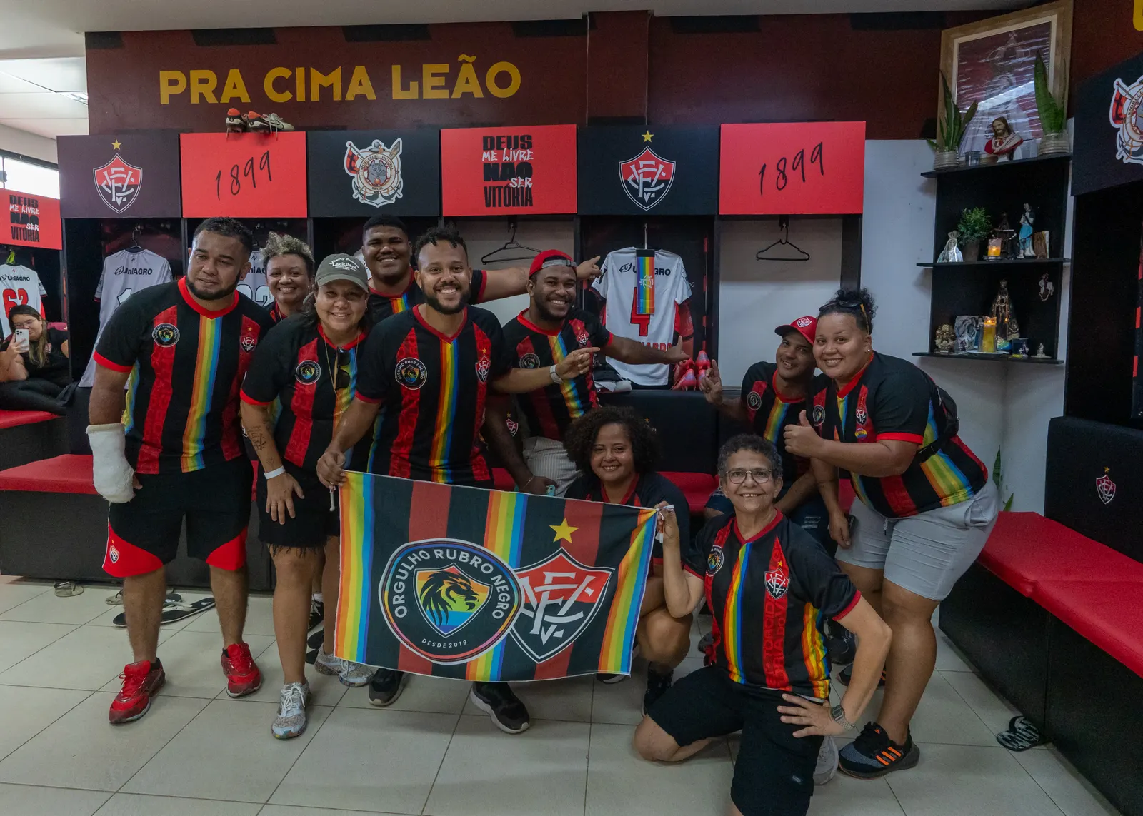 Torcida ORN reunida com a bandeira no vestiário do Barradão